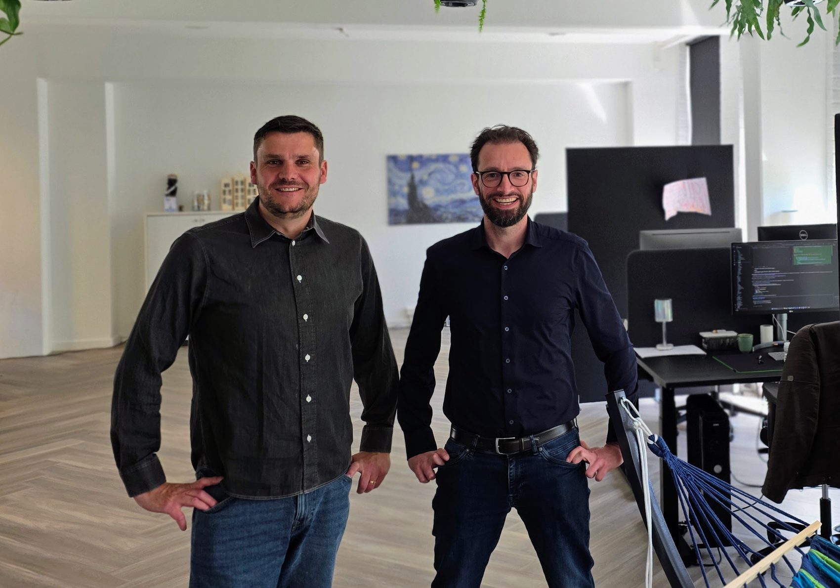 Steven Hormann en Bas Leijder Havenstroom in het kantoor van Front Runners