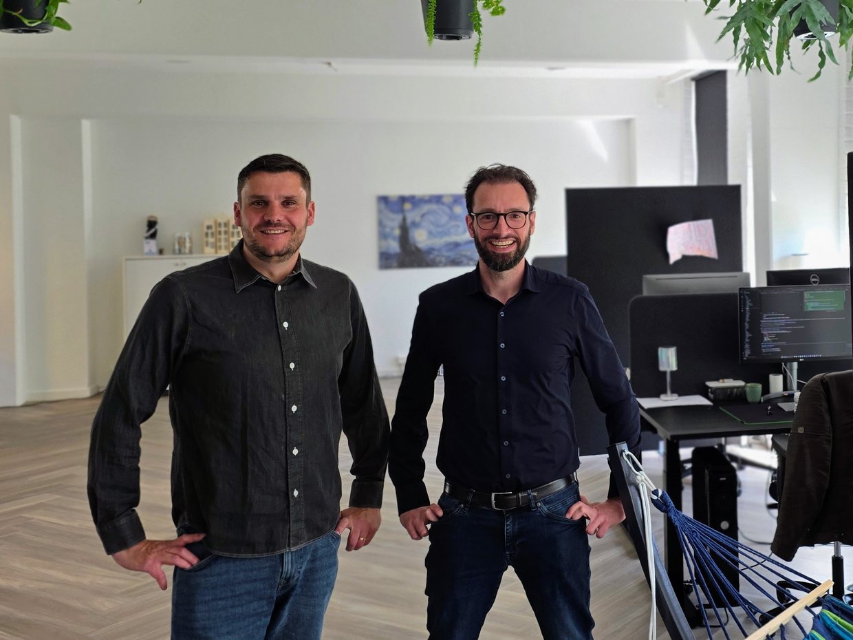 Steven Hormann en Bas Leijder Havenstroom in het kantoor van Front Runners
